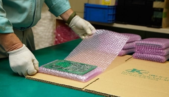 部品・基板を管理する設備/出荷準備